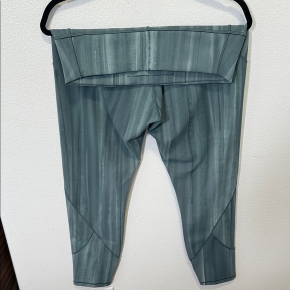 lululemon athletica In Movement Tight 25” in Linear Spray Dye White Deep Ocean - Picture 6 of 8